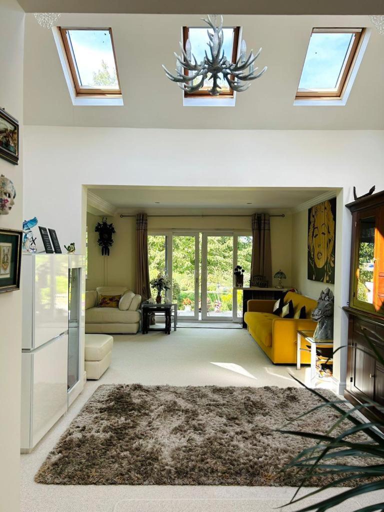 Serene Spacious Room Staines-upon-Thames Eksteriør billede
